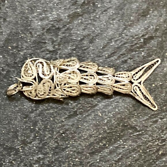 Large vintage articulated filigree fish pendant - Picture 2 of 6